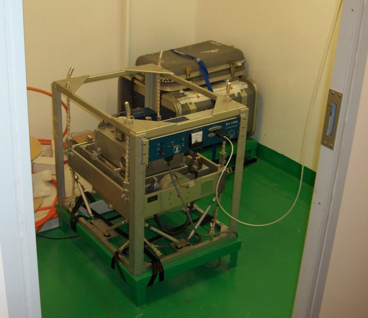 Plassering av gravimeter med power supply i gravimeterrom på G.O. SARS